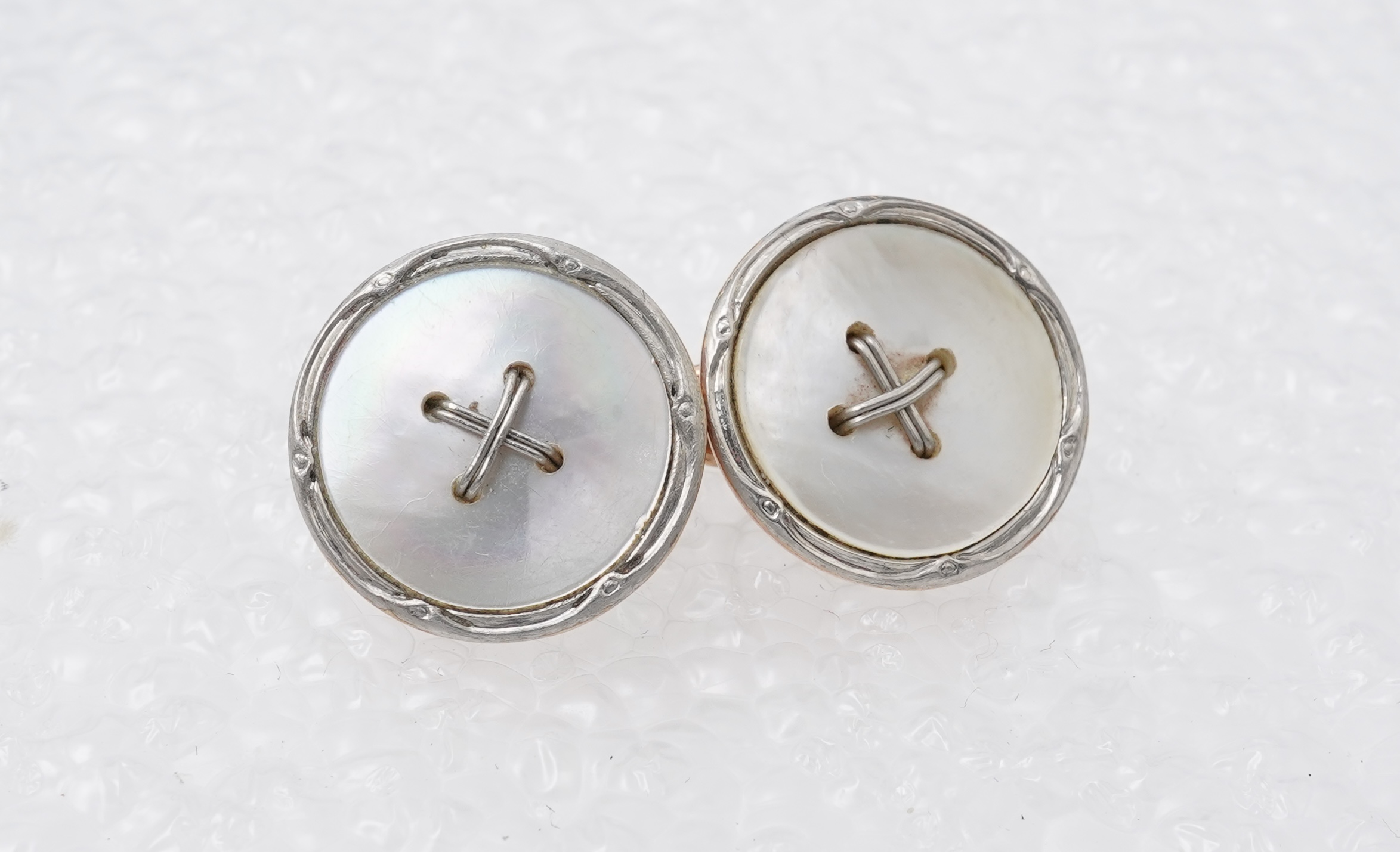 A set of 9ct gentleman's dress set cufflinks and button, retailed by Tessier